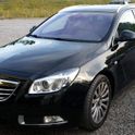 Nylakkert sort Opel stasjonsvogn