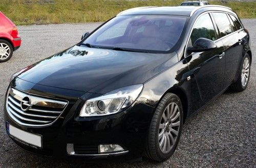 Nylakkert sort Opel stasjonsvogn