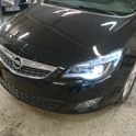 Sort Opel står på verksted for reparasjon